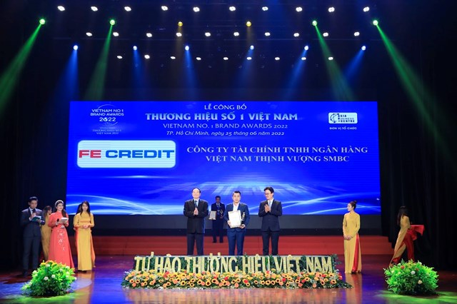 Đại diện FE CREDIT nhận giải thưởng “Thương hiệu số 1 Việt Nam 2022”