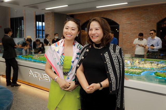 Nhà đầu tư Nguyễn Thị Hương và Cát Phương Lê đến từ Hà Nội trong chuyến tham quan dự án Aqua City mới đây