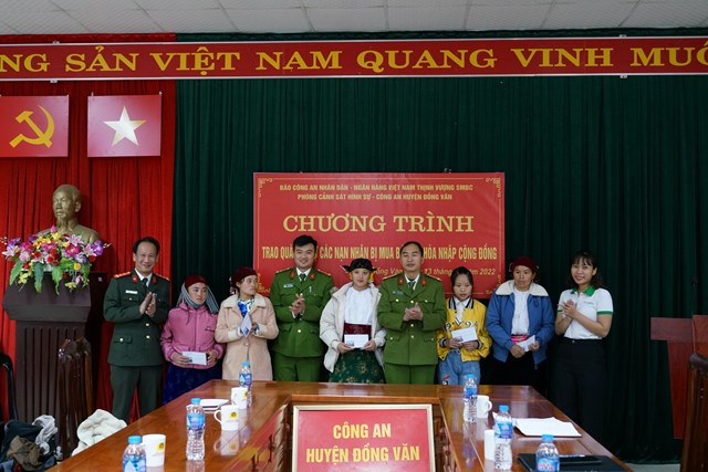 Tại Hà Giang: đại diện FE CREDIT cùng Báo CAND đã đến động viên, chia sẻ với gia đình, nạn nhân bị mua bán người