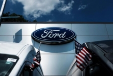 Ford bán 8% cổ phần của Rivian sau khi lỗ hàng tỷ USD